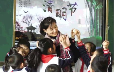 东营区科达小学“清明节”主题队会刮起传统风