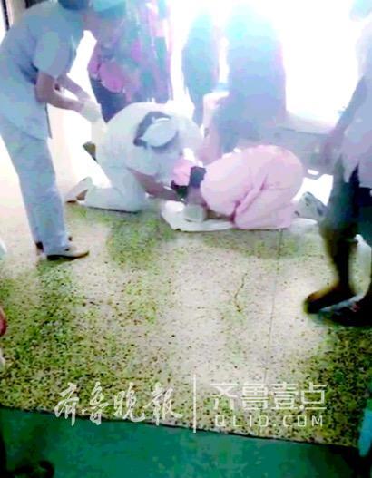 暖闻:济宁一产妇电梯口急产 医护人员跪地为其