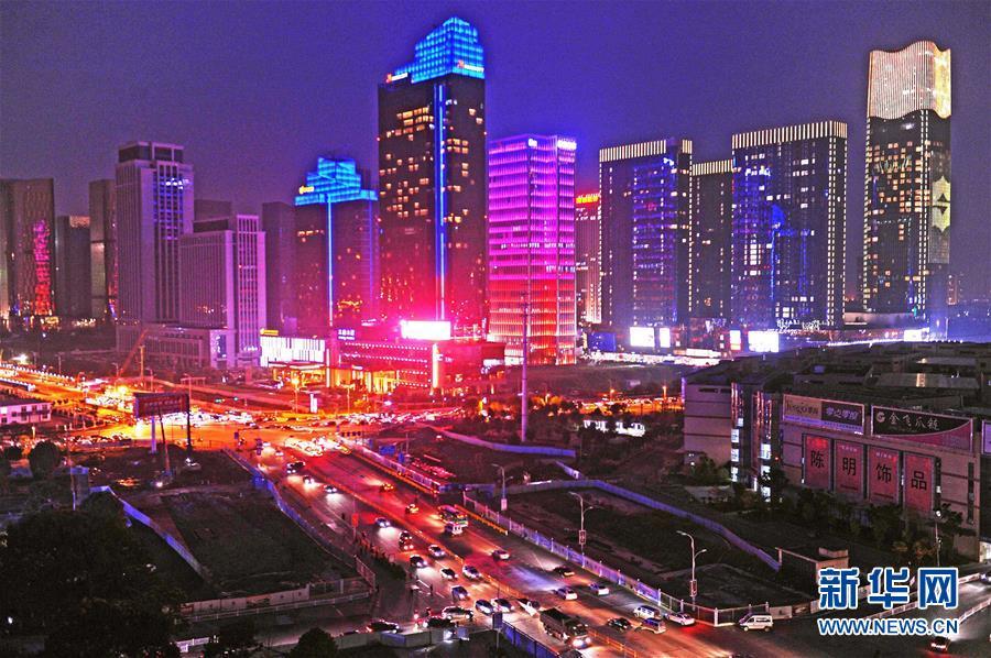 这是义乌市一处繁华的城市商业综夜景(10月23日摄).