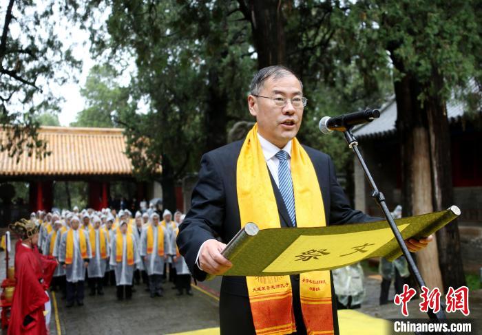 曲阜市人民政府市长崔加清在仪式现场恭读祭文。沙见龙 曲阜市人民政府市长崔加清在仪式现场恭读祭文。沙见龙