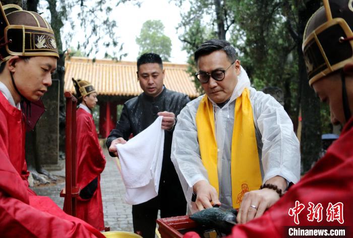 现居台湾的孔子第七十九代嫡长孙、中华大成至圣先师孔子协会会长、至圣孔子基金会会长孔垂长担任主祭官。沙见龙 现居台湾的孔子第七十九代嫡长孙、中华大成至圣先师孔子协会会长、至圣孔子基金会会长孔垂长担任主祭官。沙见龙