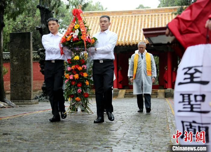 海内外孔子后裔及各界嘉宾相继祭拜至圣先师孔子,敬献花篮。沙见龙 海内外孔子后裔及各界嘉宾相继祭拜至圣先师孔子,敬献花篮。沙见龙
