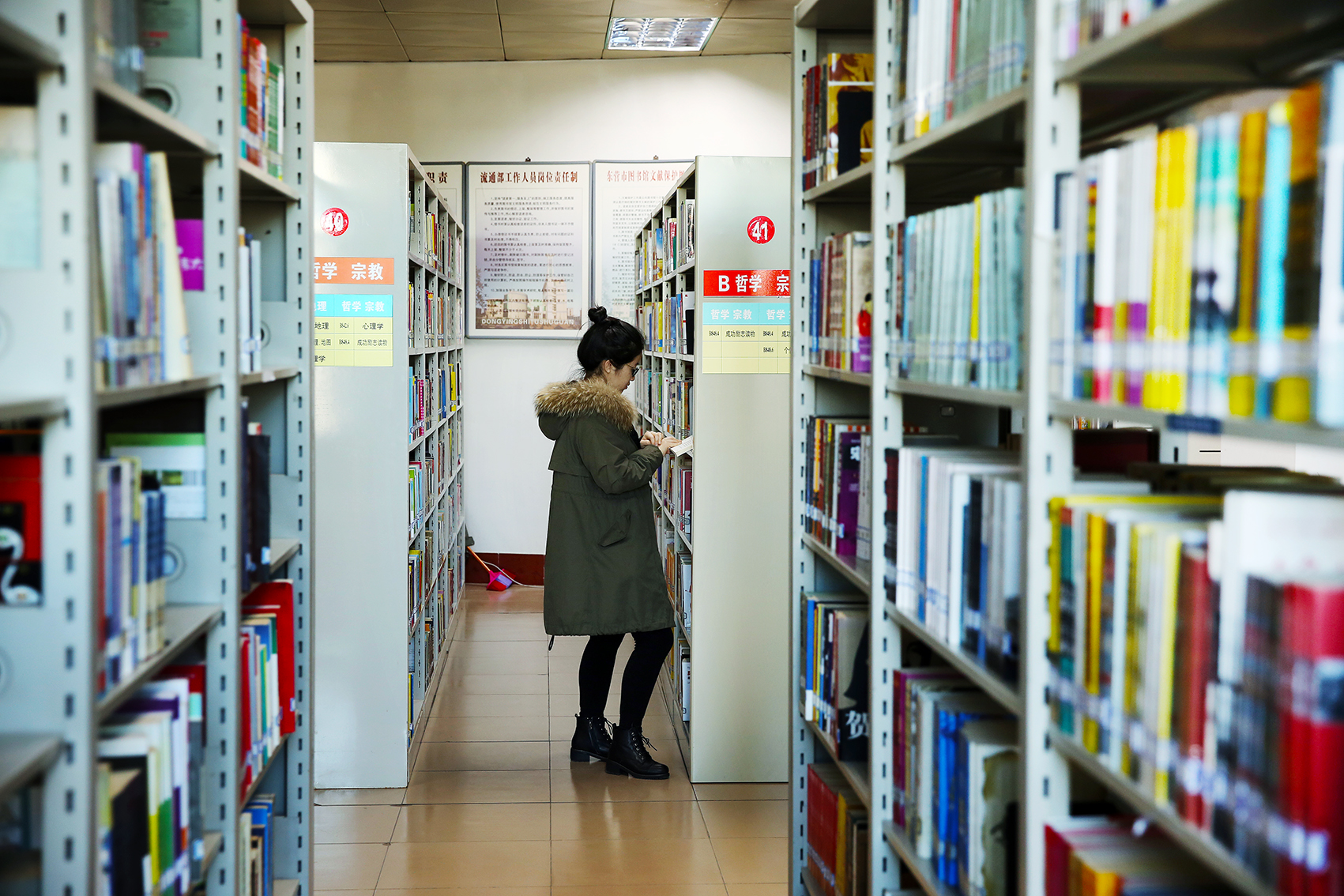 春節期間市圖書館開放 市民在圖書館看書