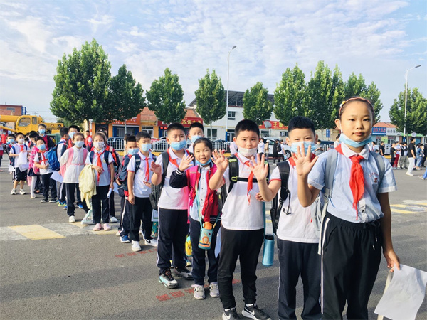 神兽回笼直击东营市胜利第一小学开学第一天