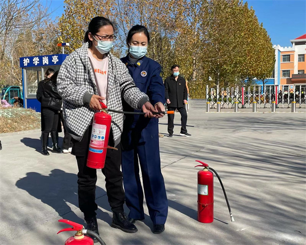 利津县三幼开展消防安全培训筑牢安全防火墙