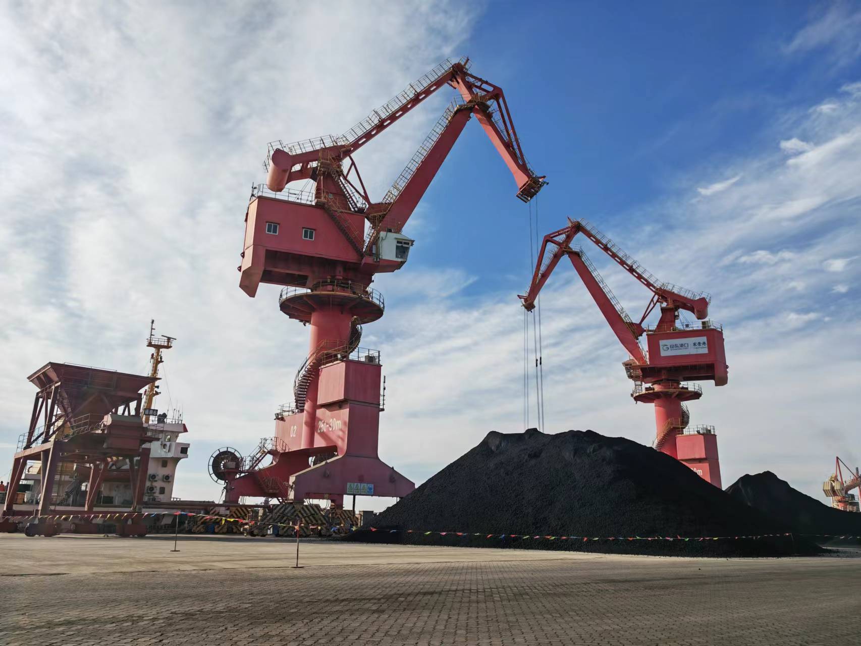 广利港区"五一"期间石油焦业务再创佳绩